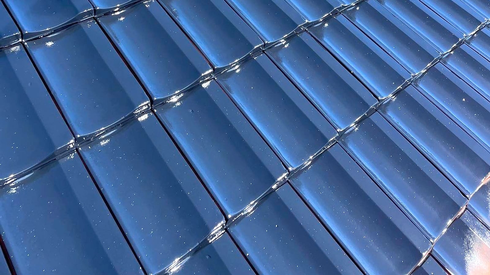 Çati antracit me shkëlqim – pllaka të errëta të pastruara, rezultat premium