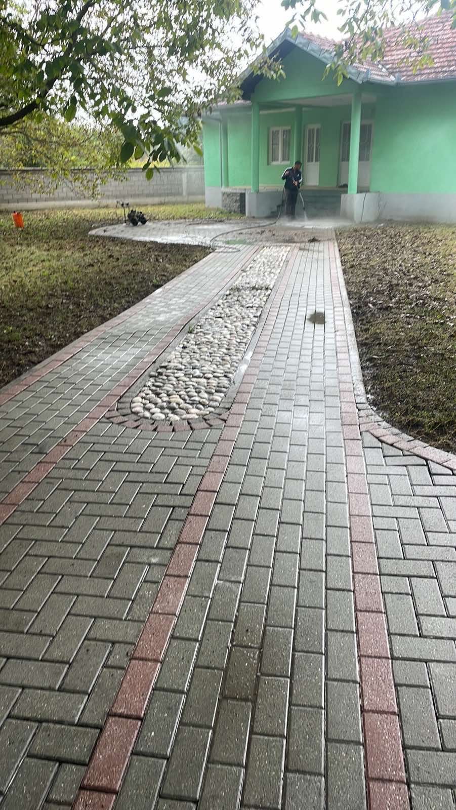 Punëtor luan me presion – kocka të lara, sipërfaqe e ndritur dhe e pastër