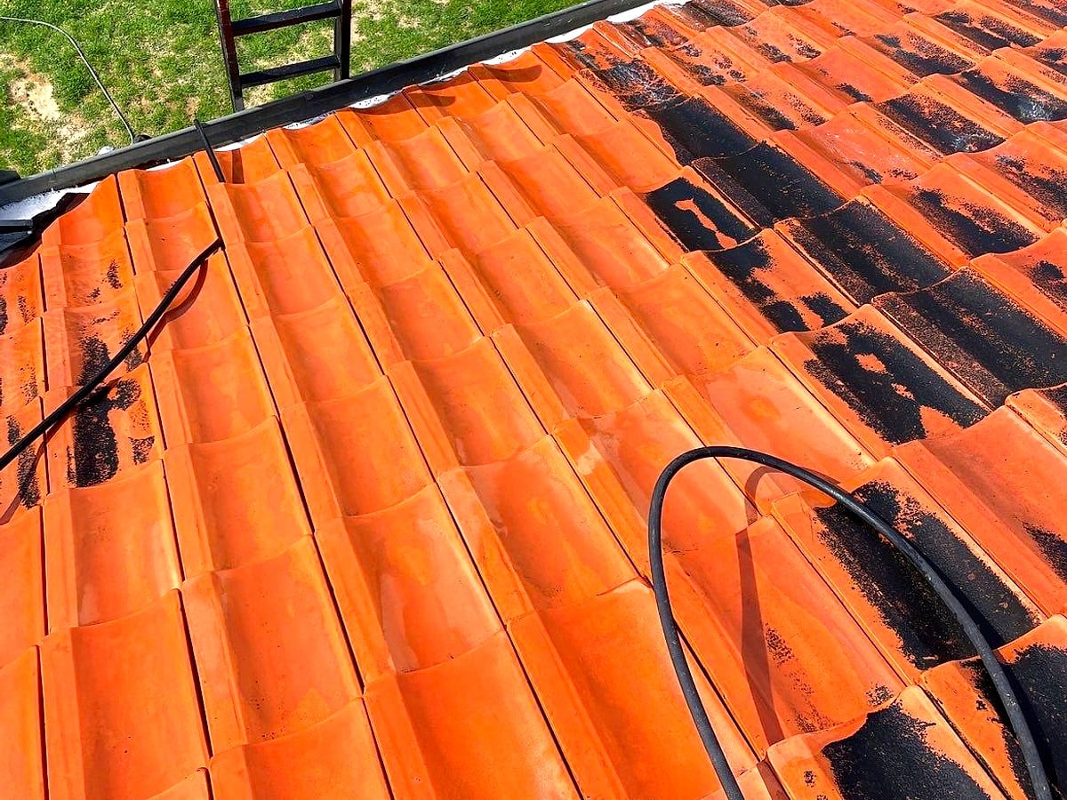 Larje me presion – pllaka terrakote nën sprej uji, punë aktive